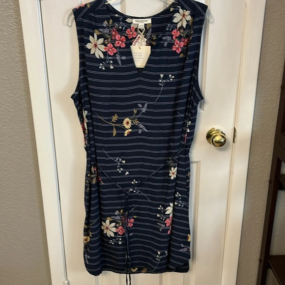BeachLunchLounge Women’s XL Blue Floral Sleeveless Belted Waist Shift Dress NWT - Picture 1 of 5